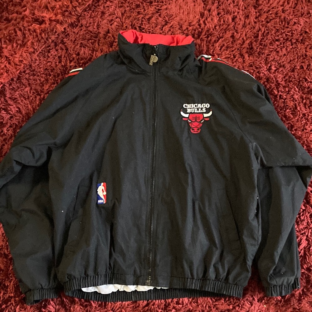 Pro player Chicago Bulls Jacket , SZ Large but fix like an XL , Assorted colors